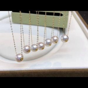 Simple elegant pearl necklace in 18k gold setting